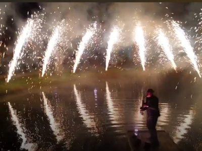 Feu d'artifice et saxophoniste